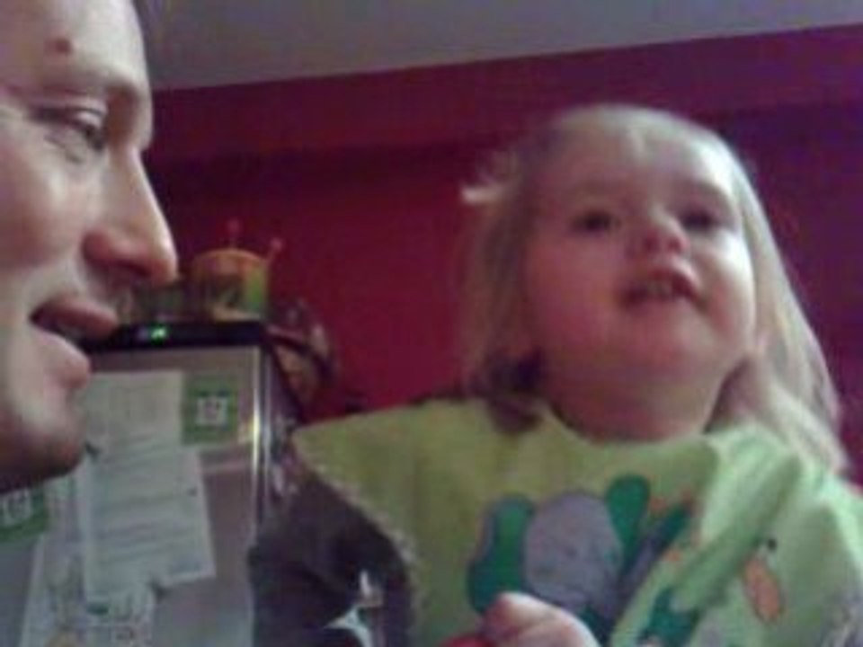 Papa rentre du Travail et trouve Titi Explosée