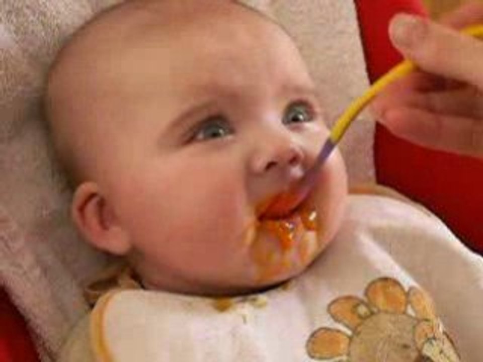 Jade - ma première purée ... de carottes