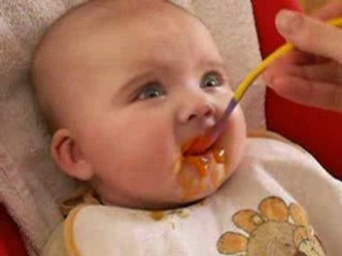 Jade - ma première purée ... de carottes