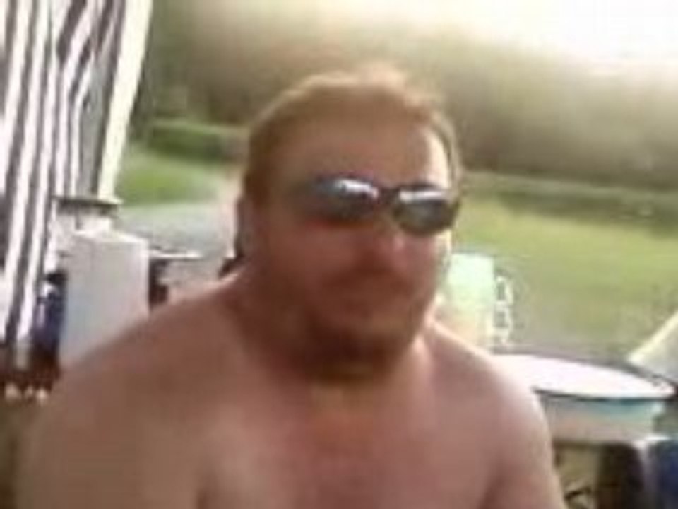 la carrure d un cochon et le cri d un ane.