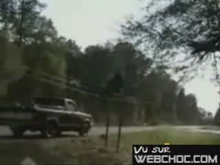 Idiot saute d'une voiture et se prend un panneau