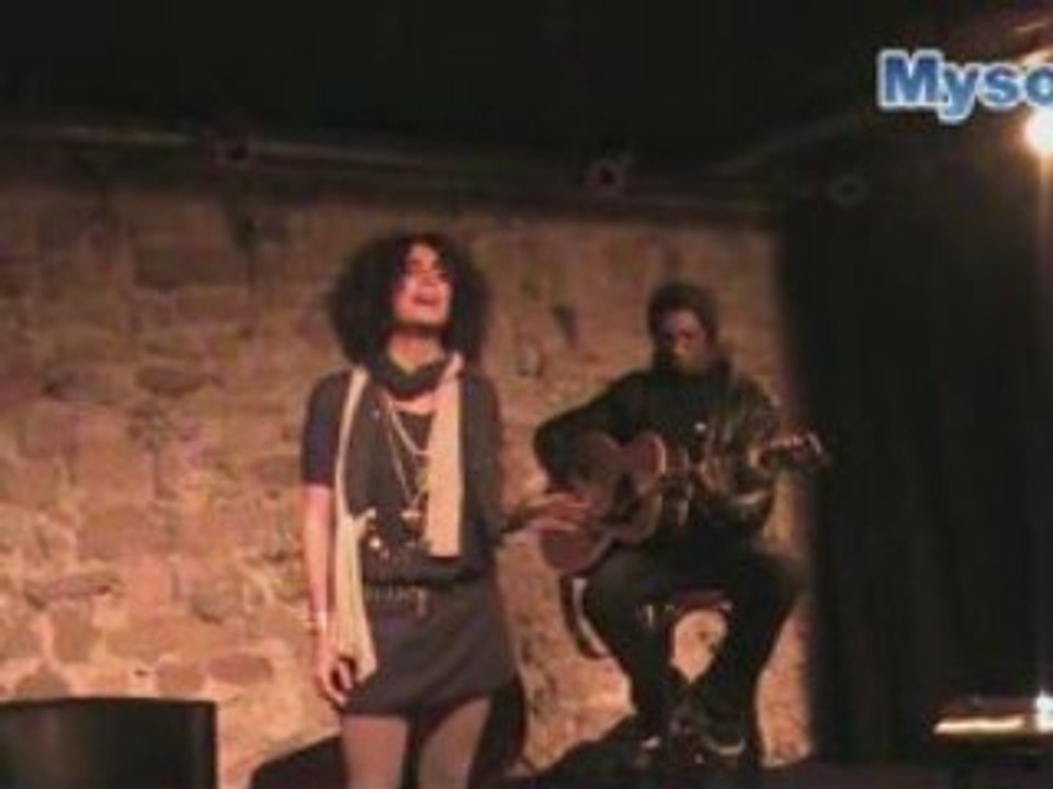Sophie Delila live acoustic au Theatre Cote Cour (Paris)