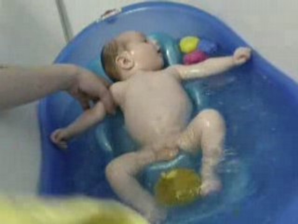 Noah dans son bain !!!!!
