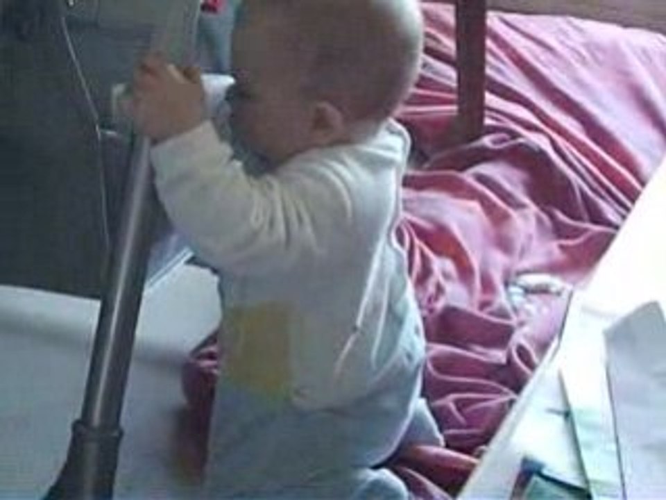 Thomas avec sa chaise