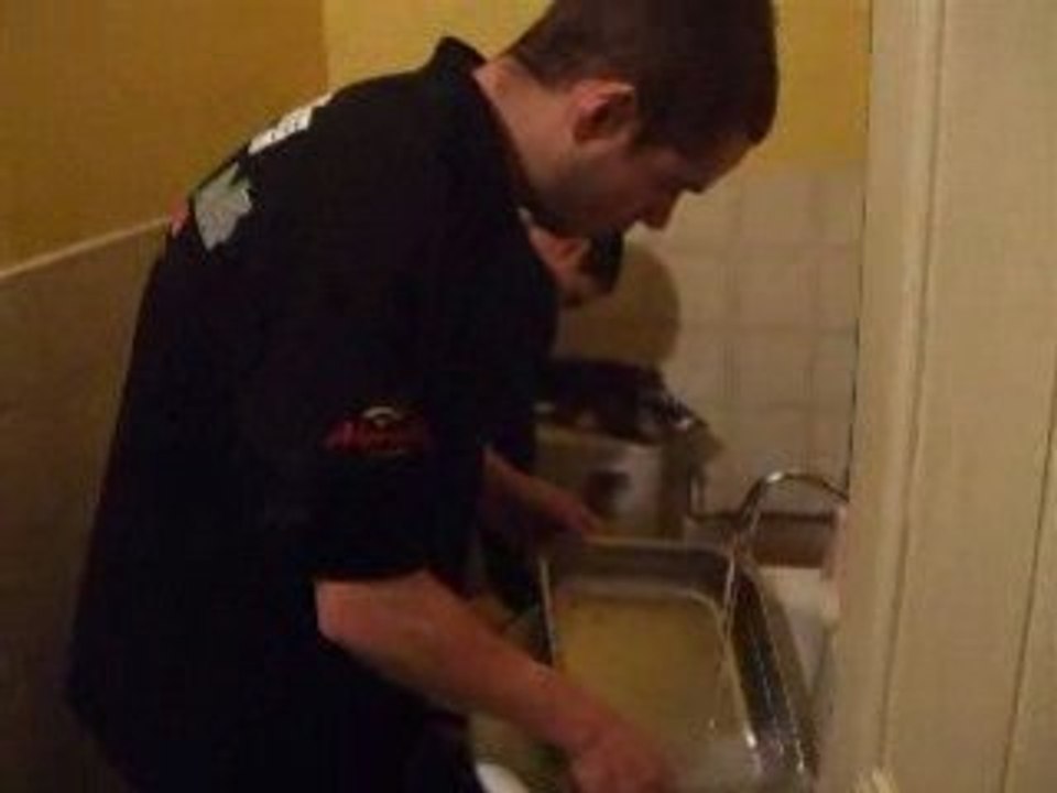 etienne fait la vaisselle