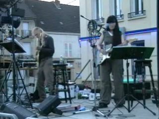 MICHELE VARRY ET ALAIN FONTE scène sur la place DORMANS"