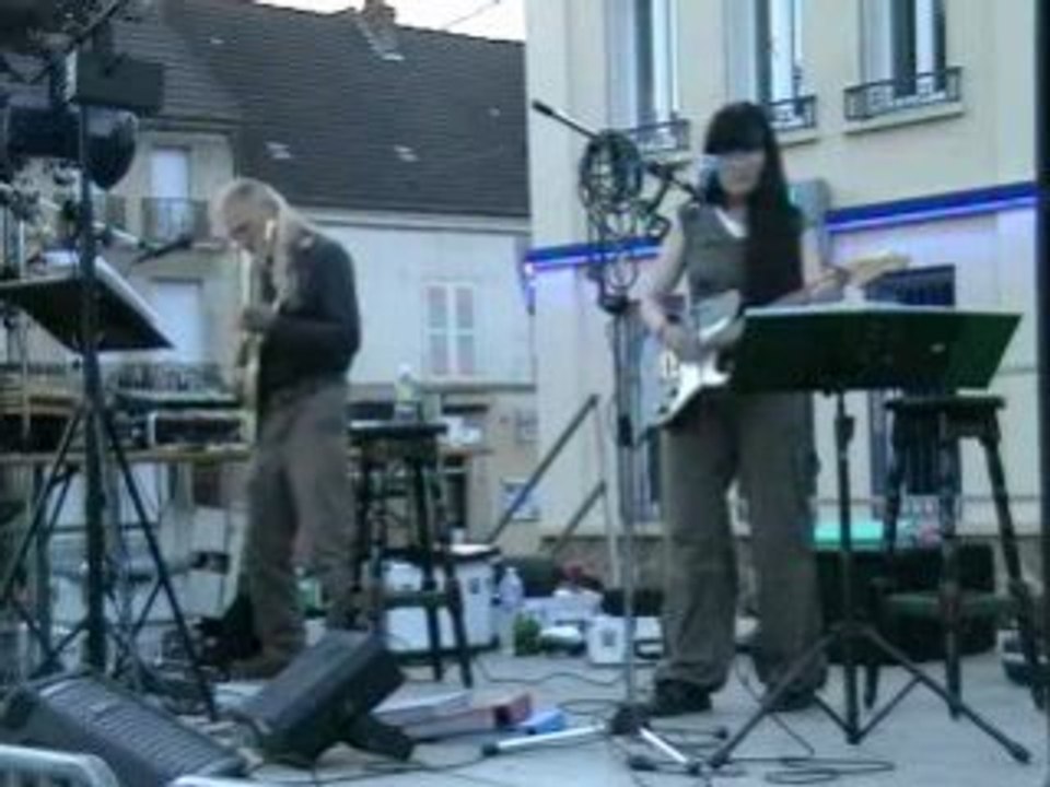 MICHELE VARRY ET ALAIN FONTE scène sur la place DORMANS"