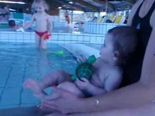 EMMY ET CLOE A LA PISCINE