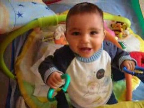 Mylan debout dans le parc