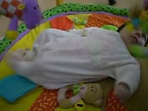 Sur son tapis d'éveil 06.10.08