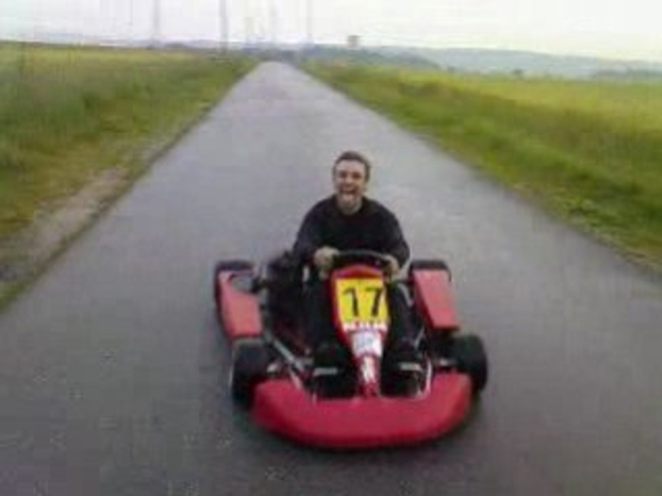 lionnel en karting dans la vielle ligne droite de jablines