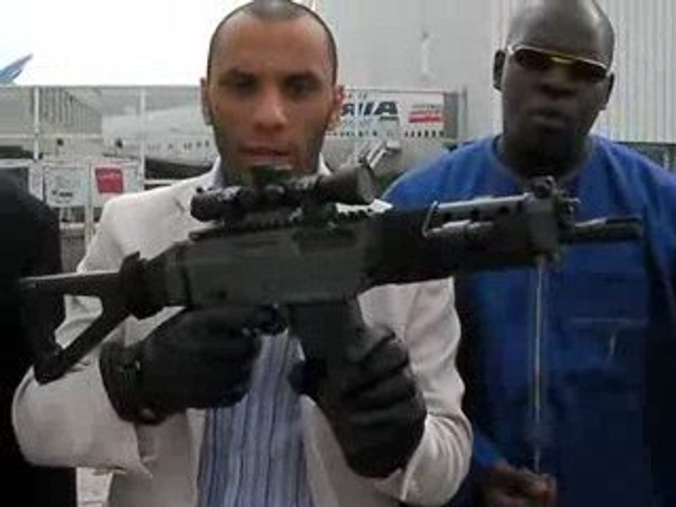 MORSAY ZEHEF MENACE LES FACHOTS AVEC UN FUZI D'ASSAUT