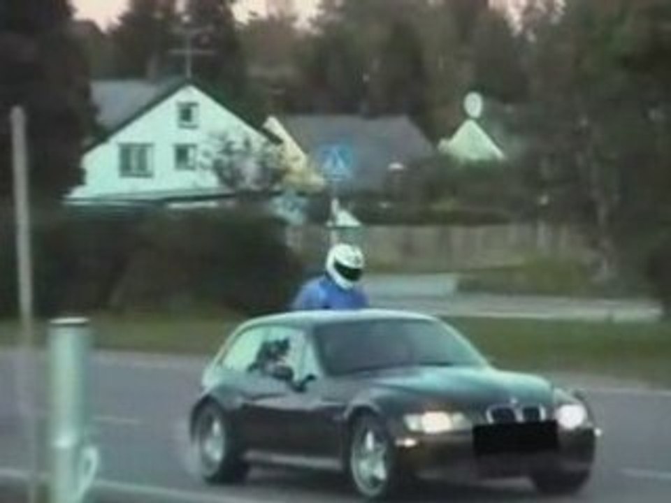 Police vs BMW Z3 M (Ghost Rider)