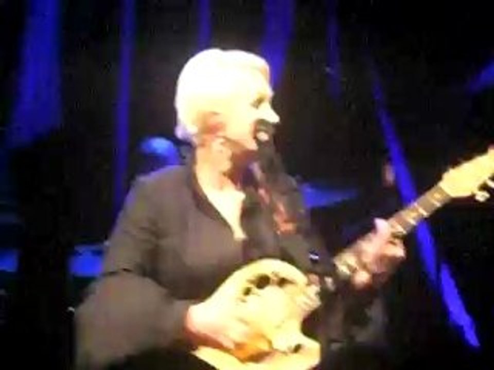 Cyndi Lauper Live in Paris She bop