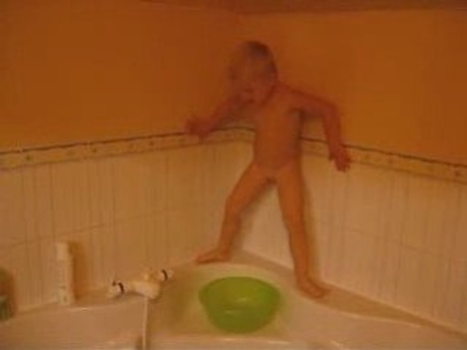 2008 10 Lucas dans son bain