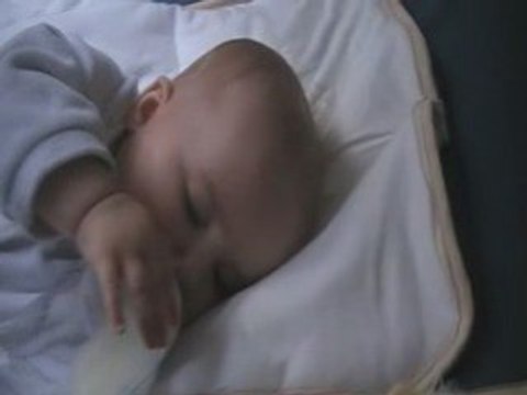 Nelyne boit toute seule