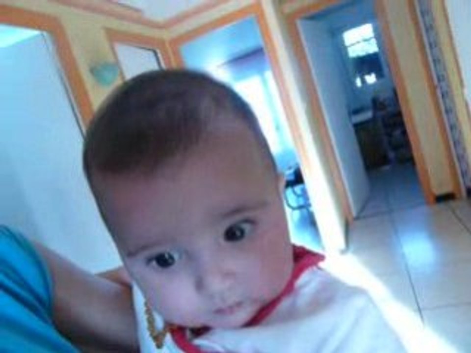 Léa attrape l'appareil