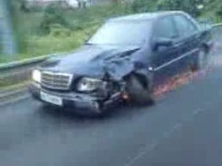 Mercedes roulant sur 3 roues