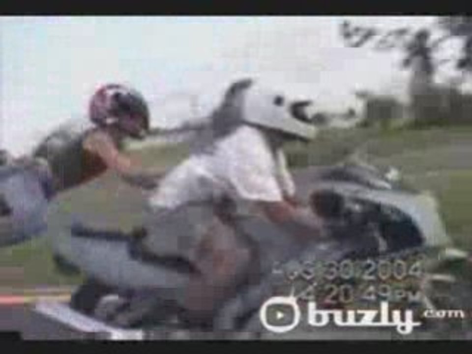 Elle tombe de la moto en wheeling