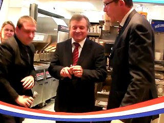 Coupé de ruban lors de l'inauguration de McDonald's Caudry