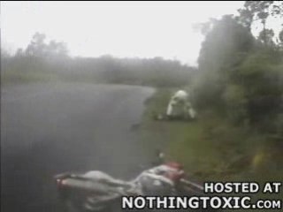 virage en moto par temps de pluie