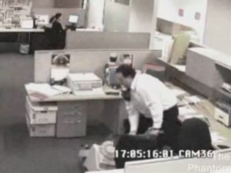 Régis péte un cable au bureau