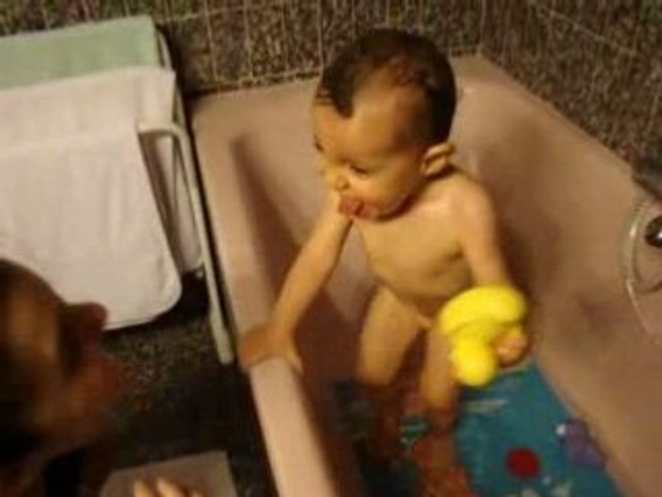 Chloé s'éclate dans le bain