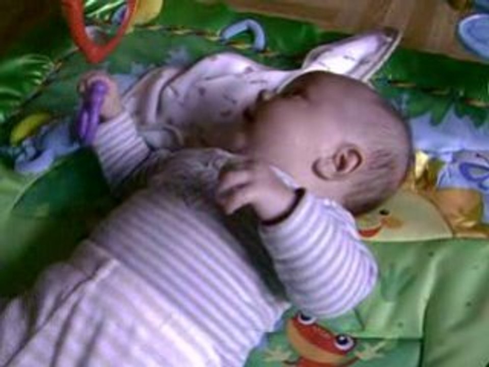 William joue sur son tapis d'éveil 2