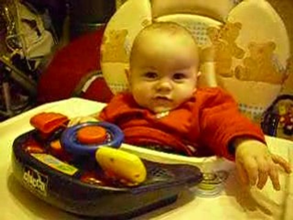 evan dans sa chaise haute!!