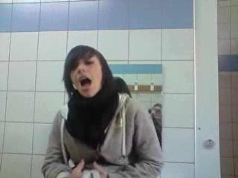 cindy chante dans les vestiaire