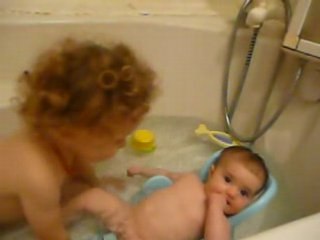 Marie et Alice dans le bain 1