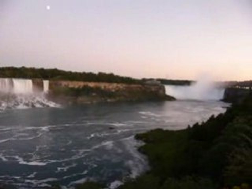 Les chutes du Niagara et le coucher du soleil