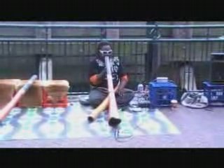 Aboriginal makes TECHNO music with didgeridoo