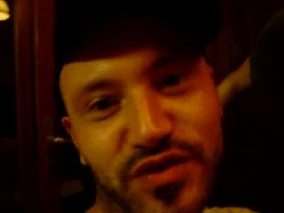 Leon joue la marionette