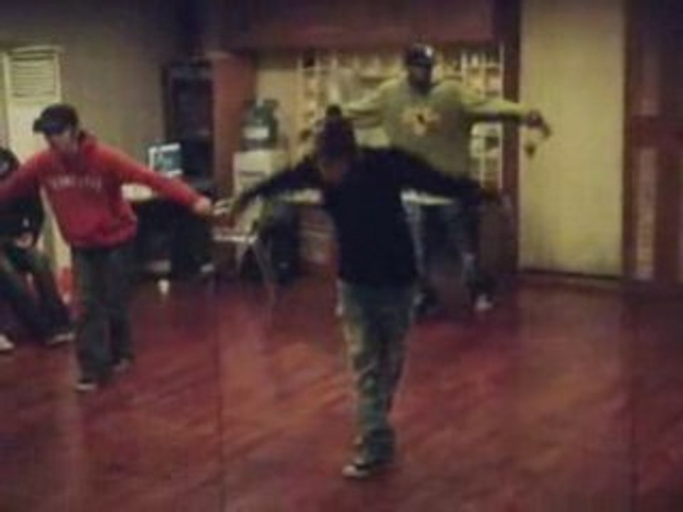 BIG BANG - Tae Yang and G-Dragon dance 4