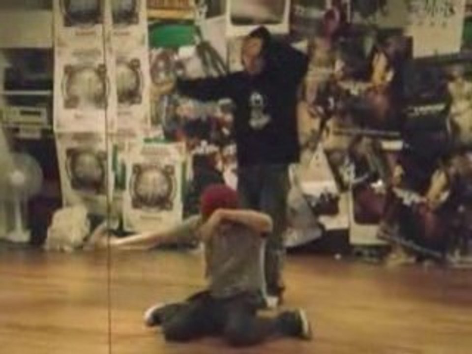 BIG BANG - Tae Yang and G-Dragon dance 3