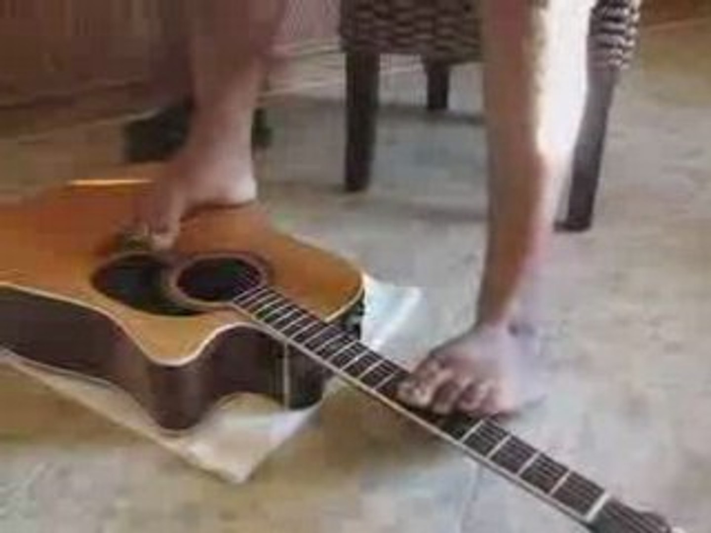Guitare avec ses pieds: let it be - Vidéo Dailymotion