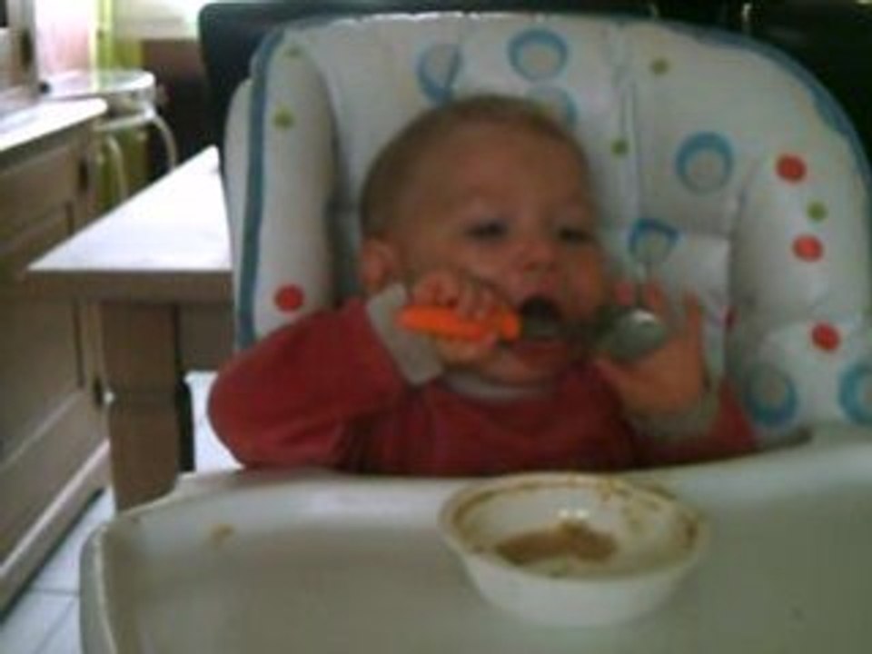 Mon doudou mange tout seul