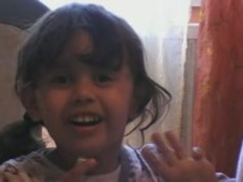 une souris verte qui courait dans l'herbe