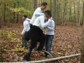 Chute Yanis Dans La Fôret