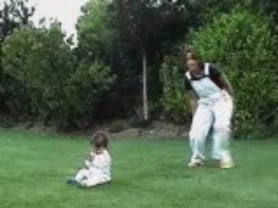 Humour - Pub - Bébé Ballon De Foot