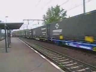 Class 66 avec son train ford