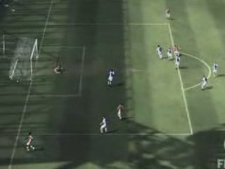 Lègére reprise de volée de VAN PERSIE