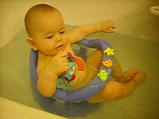 evan dans son anneau de bain