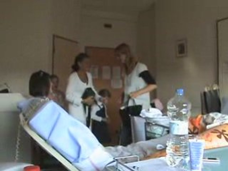 Sabine en fauteuil à l'hopital