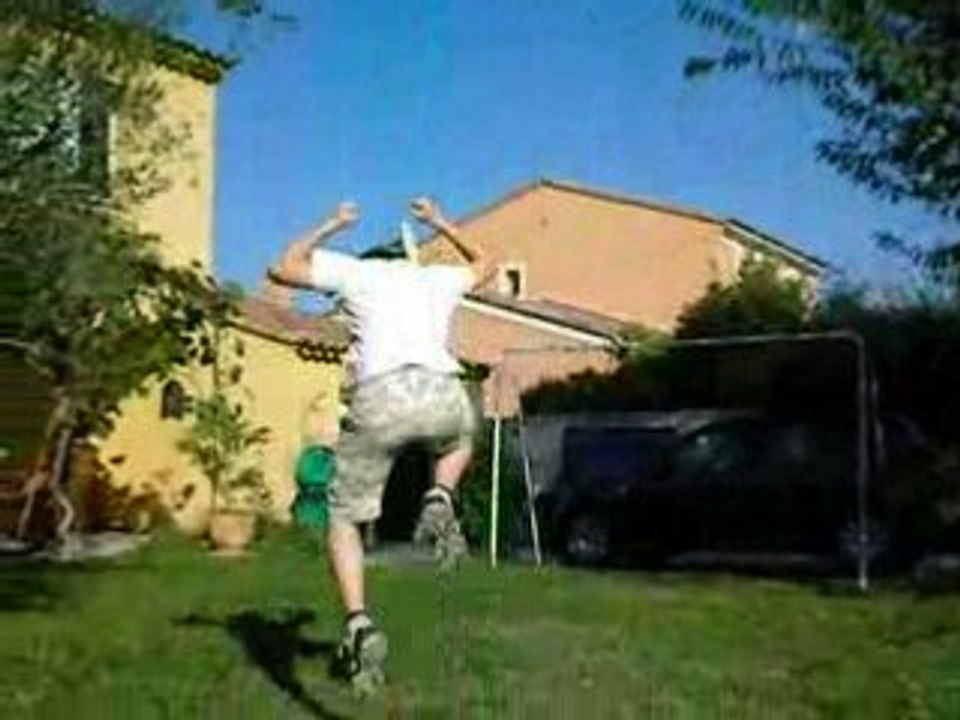 Tir dans la poubelle