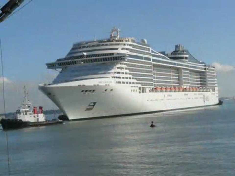 St NAZAIRE - Le FANTASIA  -  25/10/2008 - parachutes dorés !