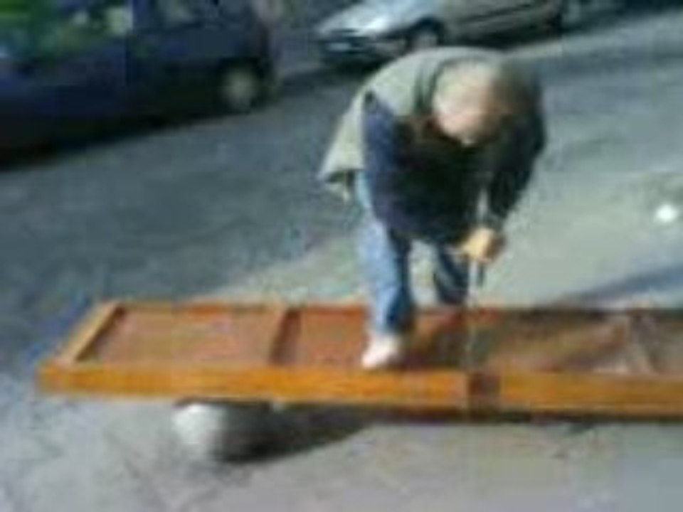 Père dudu qui scie rue St-Nic