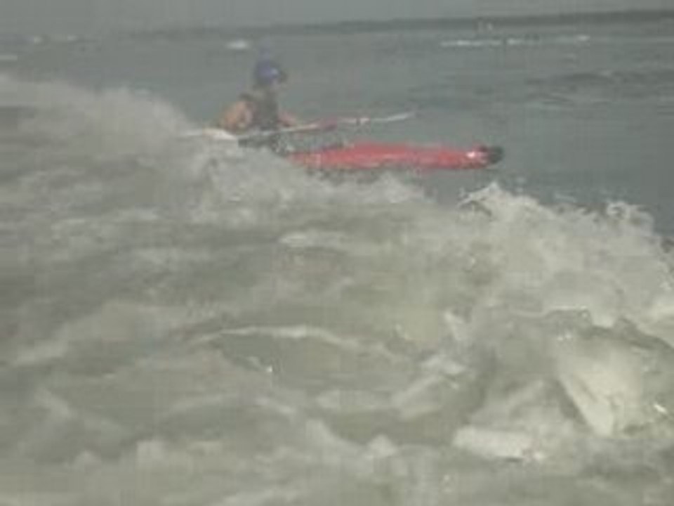 Surf en mer sur kayak de rivière