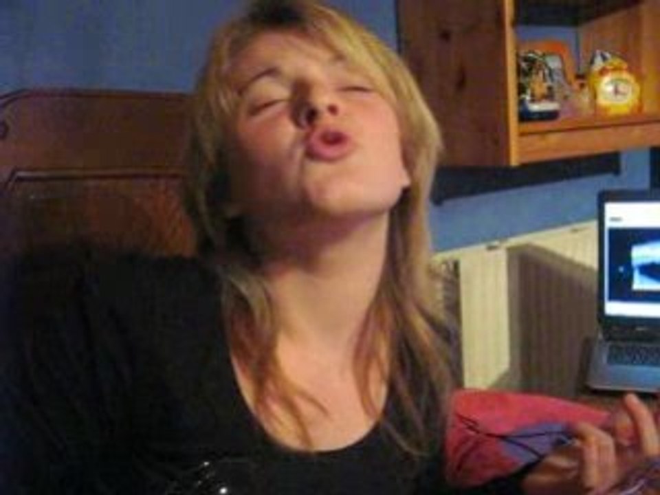 Maud ki immite Carla Bruni